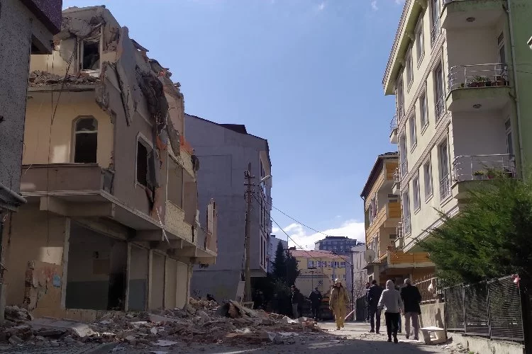 İstanbul'da yıkımı yapılan bina çöktü!