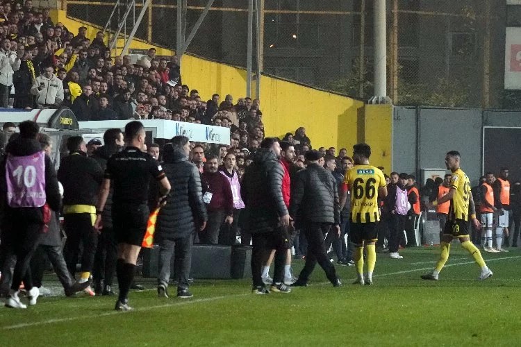 İstanbulspor Başkanı Ecmel Faik Sarıalioğlu, takımı sahadan çekti