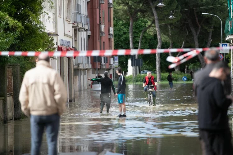 İtalya'da sel nedeniyle verilen 'kırmızı alarm' durumu devam ediyor
