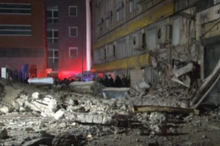 İzmir’de eski İl Emniyet Müdürlüğü binası çöktü