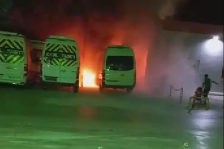 İzmir'de minibüs alev alev yandı