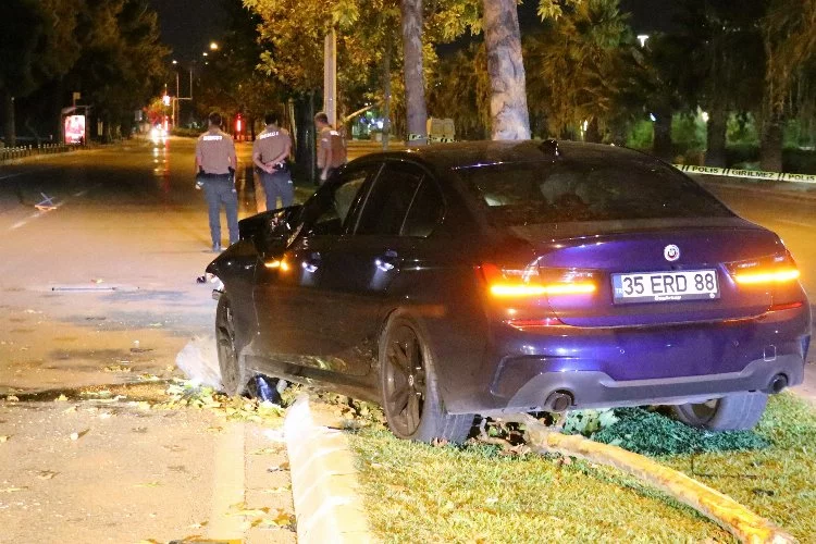 İzmir'de otomobille çarpışan motokurye hayatını kaybetti