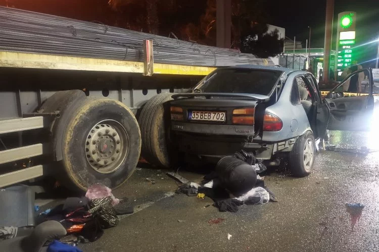 İzmir’de TIR'a çarpan otomobil hurdaya döndü: 1 ölü