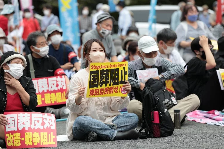 Japonya'da Abe için yapılacak resmi cenaze töreni protesto edildi