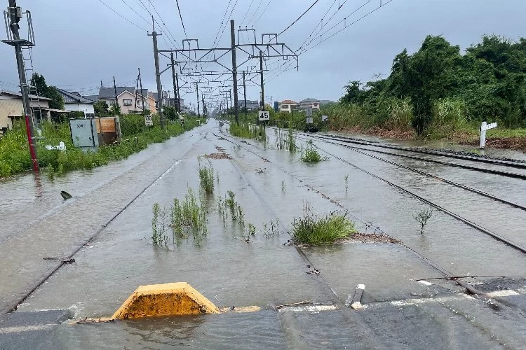 Japonya'da tropikal fırtına alarmı