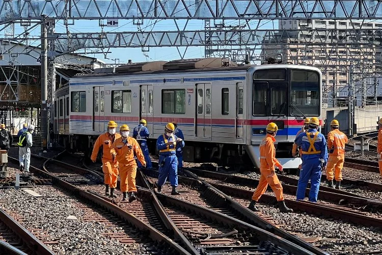 Japonya’da yolcu treni raydan çıktı