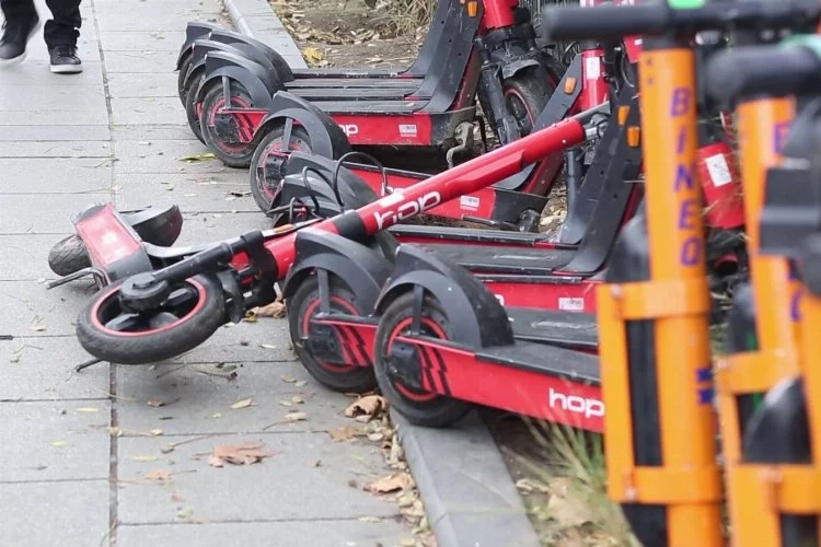 Kadıköy'de kaldırımdaki scooterlar toplanacak