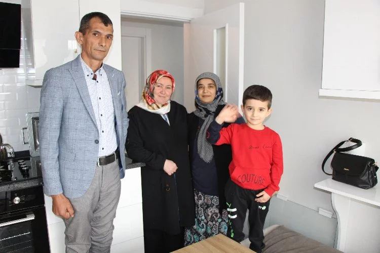 Kahraman madenci yeni evinin kapısını depremzede aileye açtı