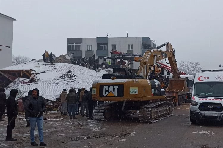 Kahramanmaraş'ta en az 300 bina yıkıldı: 70'ten fazla can kaybı