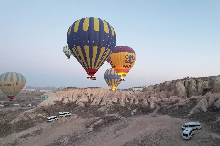 Kapadokya’da balonlar 'Savaşa Hayır' pankartları ile havalandı