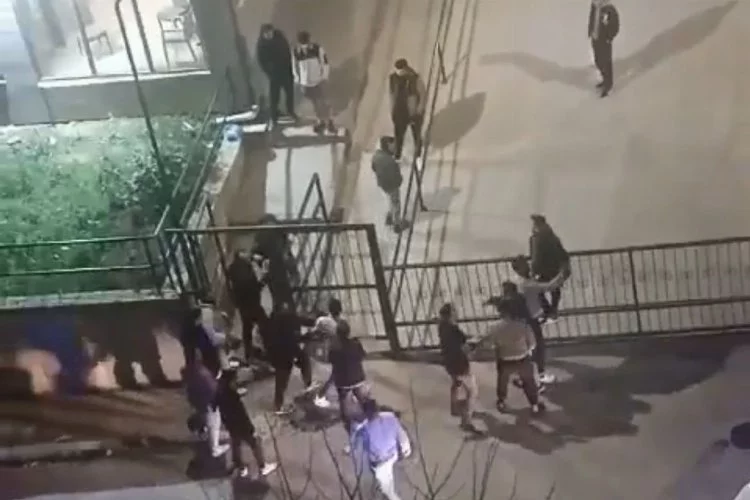 Kavgaya tutuşan gençler caddeyi boks ringine çevirdi