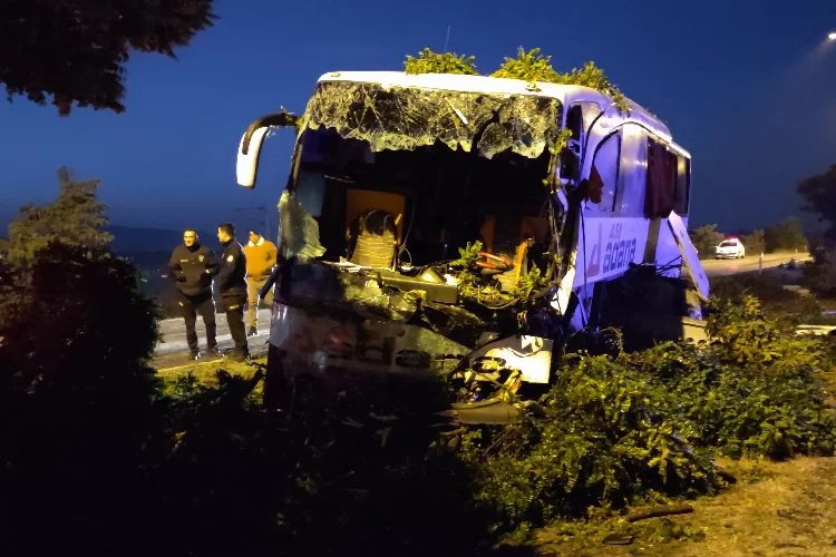 Kayseri'de yolcu otobüsü aydınlatma direğine çarptı: 16 yaralı
