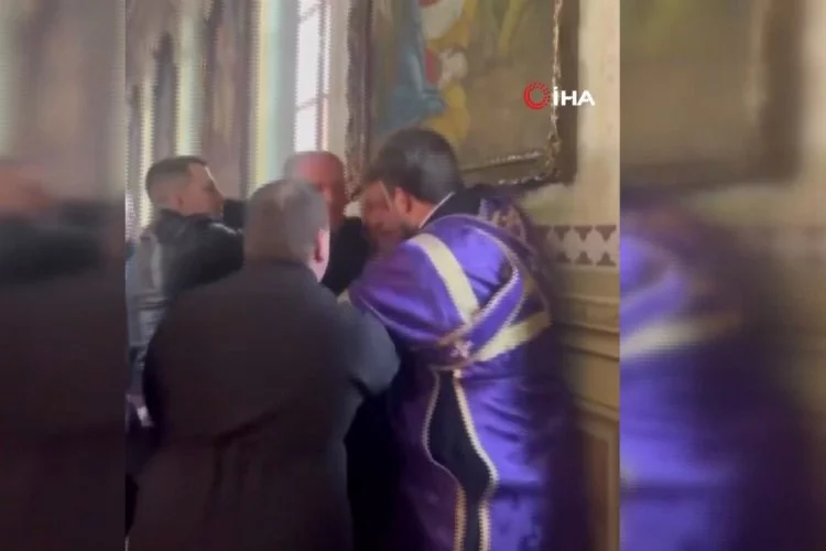 Kilisede ayin sırasında rahip ile Ukraynalı asker arasında kavga