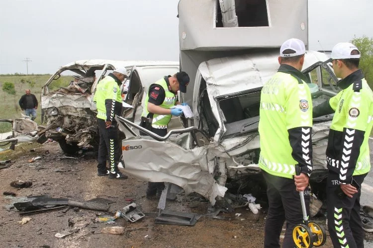 Konya’da kamyonetle minibüs çarpıştı: 2 ölü