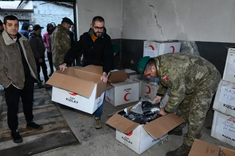 Kosova'da görev yapan Türk askerinden selzedelere yardım