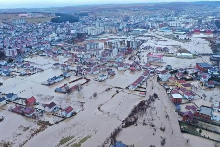Kosova’da sokaklar sular altında