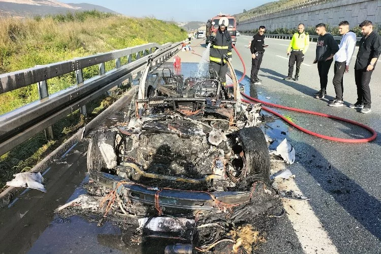 Lüks otomobil alev alev yandı, sürücü son anda canını kurtardı