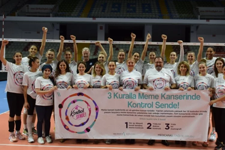 Bursa'da voleybolcular meme kanseri için sahaya çıktı