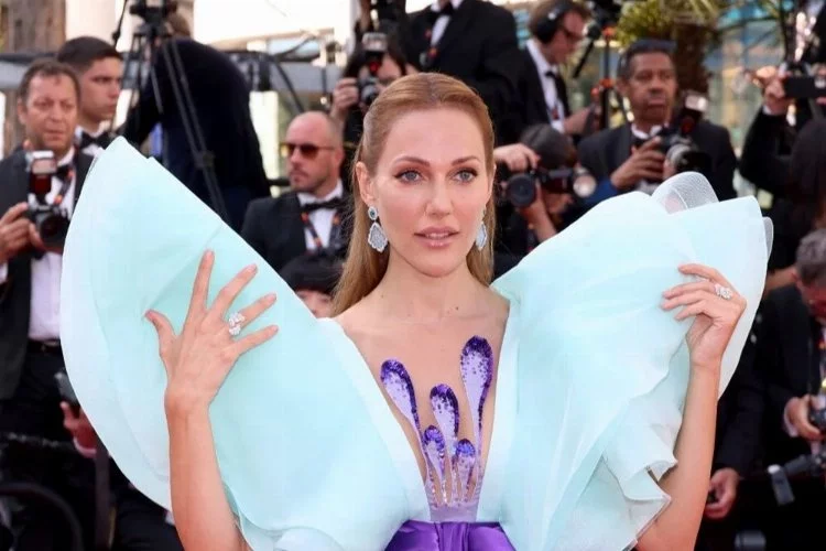 Meryem Uzerli Cannes Film Festivali kırmızı halısında