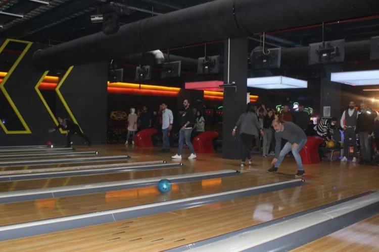 Bursa'da mimarlar bowlingle stres attı