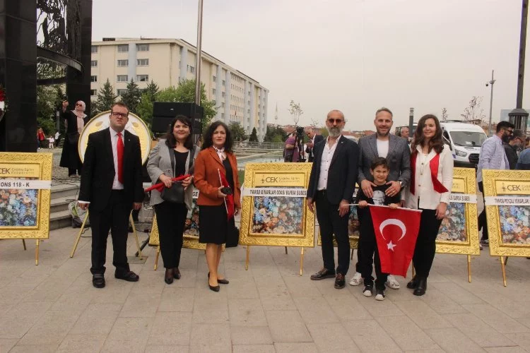 Mimarlar Odası Bursa Şubesi Atatürk Anıtı'na çelenk koydu