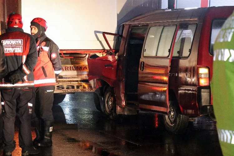 Minibüs konteyner yüklü TIR'a çarptı: 1 ölü, 2 yaralı