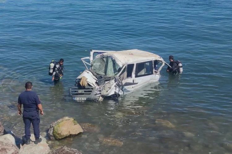 Minibüs Van Gölü'ne uçtu: 11 yaralı