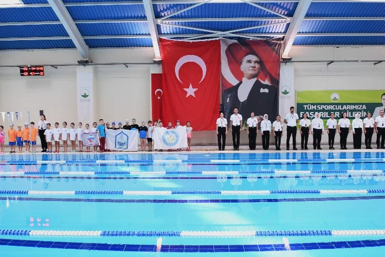 Minik yüzücüler kulaçlarını Atatürk’ü anmak için attı