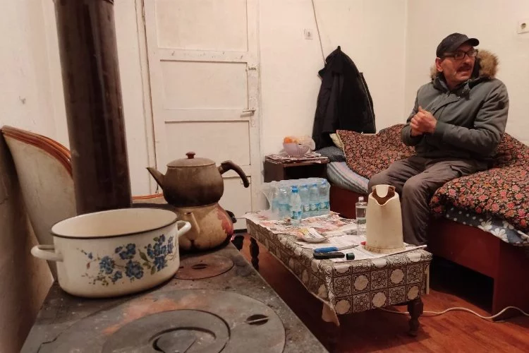 Nafaka borcunu ödeyemeyen adam 14 yıldır kömürlükte yaşıyor