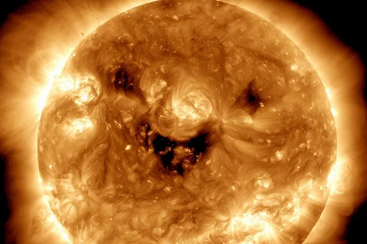 NASA, Güneş’in ‘gülüşünü’ yakaladı