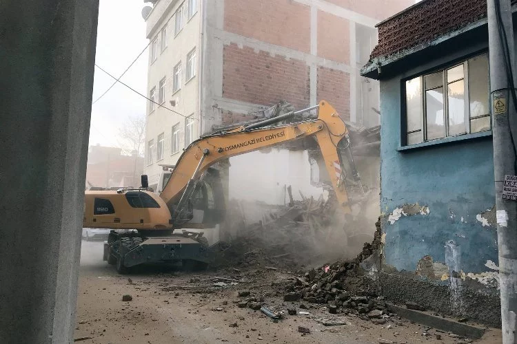 Osmangazi'de 86 metruk bina yıkıldı