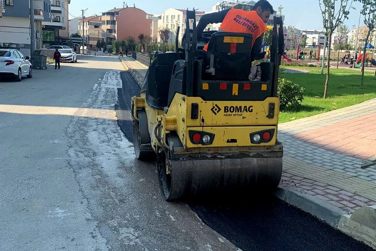 Osmangazi’de bozulan yollar asfaltla yenileniyor