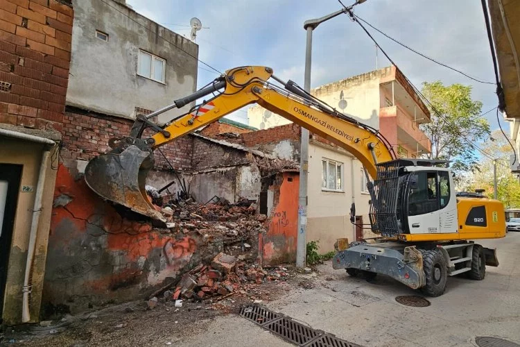 Osmangazi'de metruk bina yıkımı devam ediyor