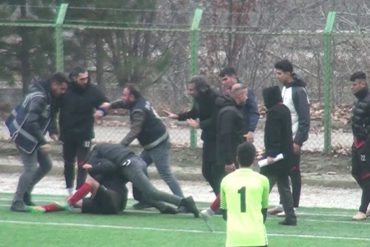 Oyundan alınan futbolcu bıçakla sahaya girdi