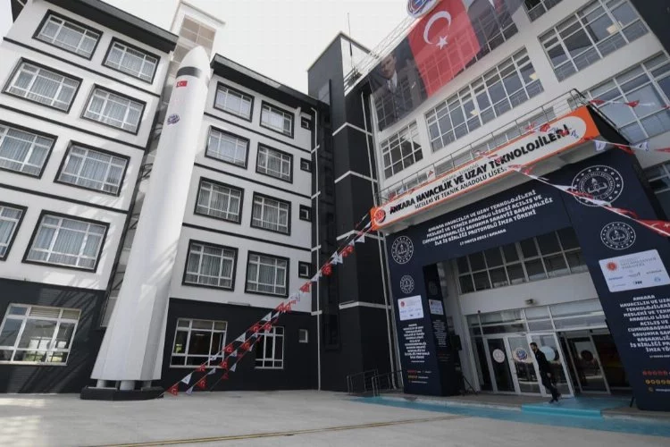 Özdemir Bayraktar’ın adı Türkiye’nin ilk uzay ve havacılık lisesinde yaşatılacak