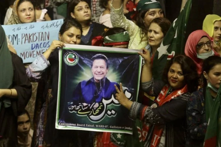 Pakistan'da Imran Khan'ın destekçileri sokaklara döküldü