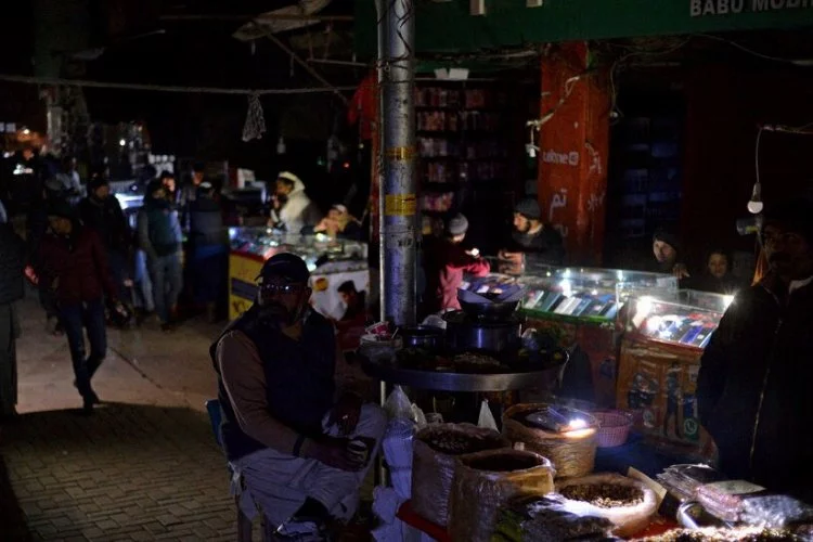 Pakistan’da milyonları etkileyen elektrik kesintisi devam ediyor