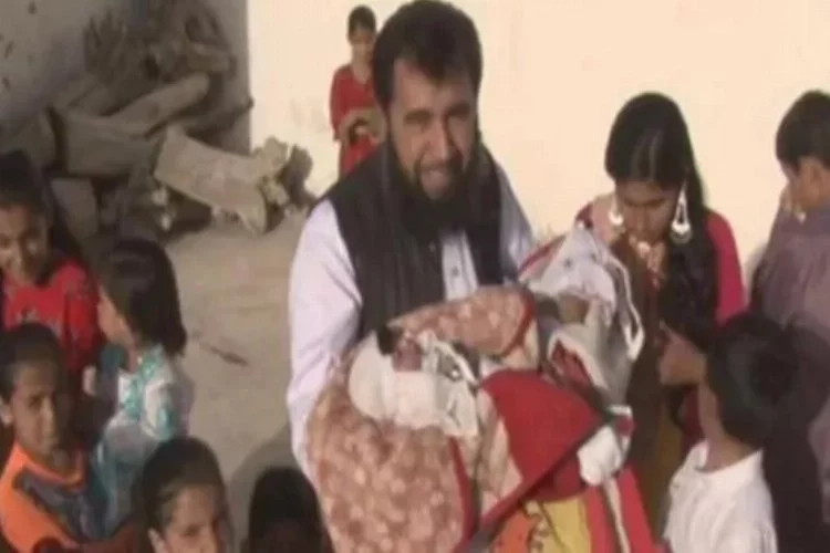 Pakistanlı doktor baba 60'ıncı çocuğunu kucağına aldı