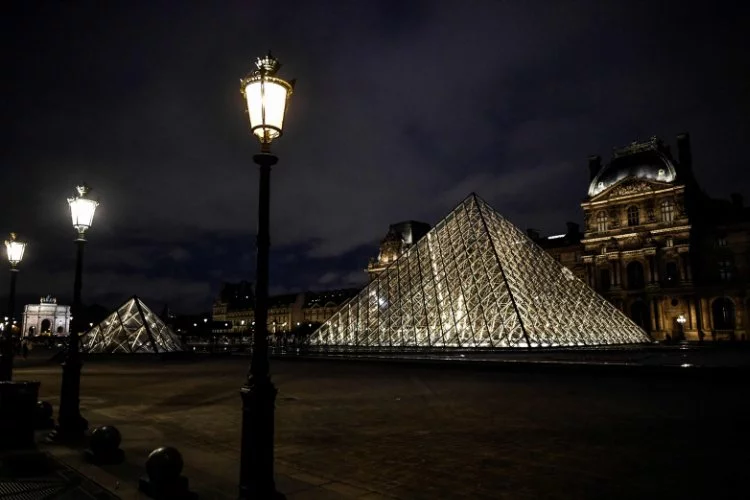 Paris'in sembol yapıları enerji tasarrufu için karartılıyor