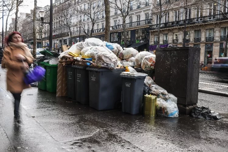 Paris'te binlerce ton çöp birikti