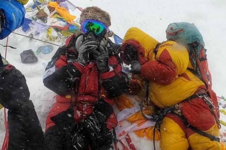 Patlamada bacaklarını kaybeden Magar, Everest'e tırmanan ilk çifte ampute oldu