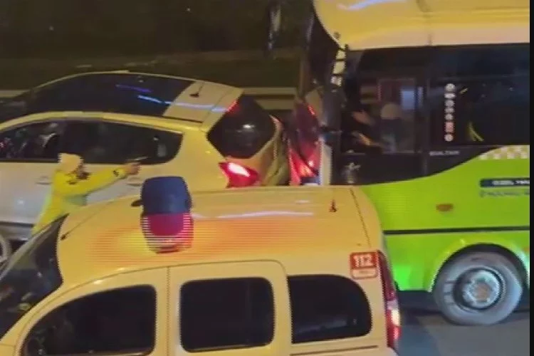 Polisi peşine takan yolcu midibüsü İstanbul'u birbirine kattı
