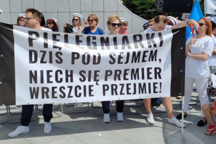 Polonya'da hemşirelerden protesto
