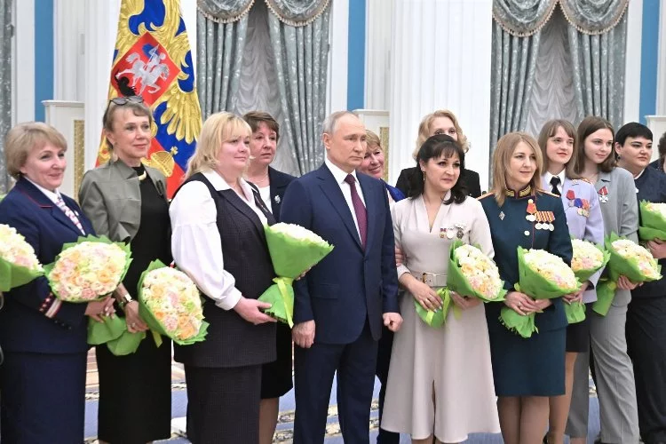 Putin'den kadınlara devlet nişanı