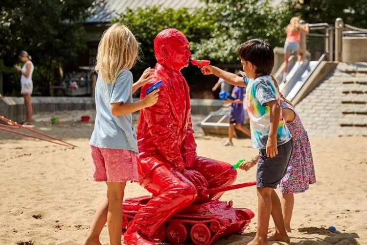 Putin'in heykeli İtalya'da çocuk parkına konuldu