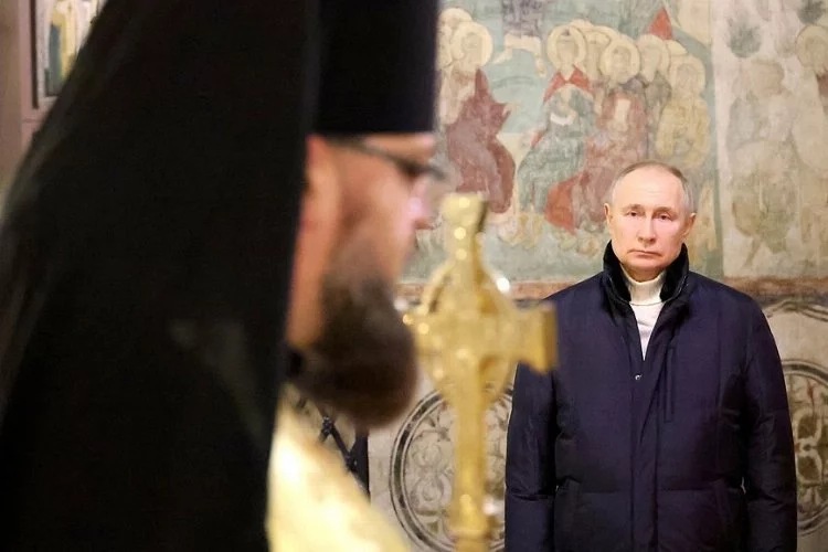 Putin Noel ayinine tek başına katıldı