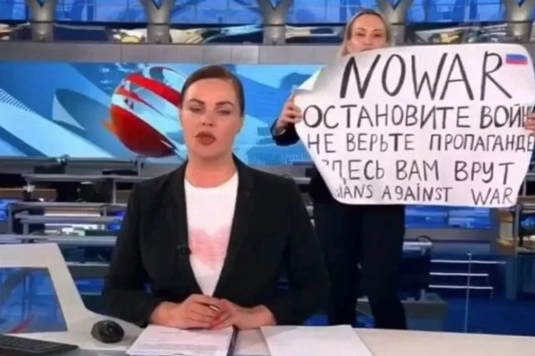 Rus devlet televizyonu canlı yayınında savaş protestosu