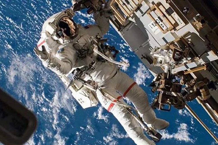 Rus kozmonotlardan 7 saatlik uzay yürüyüşü