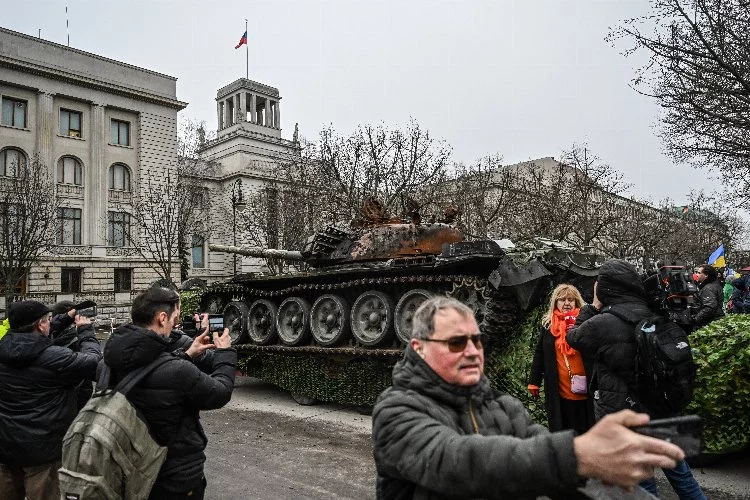 Rusya'nın Berlin Büyükelçiliği önüne Rus tankı konuldu