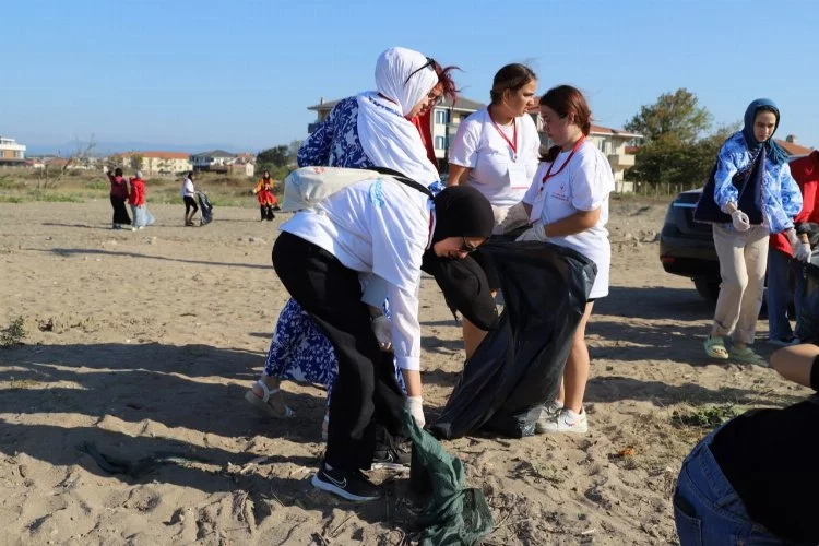 Sakarya'da gönüllü öğrenciler önce gezdi sonra sahili temizledi
